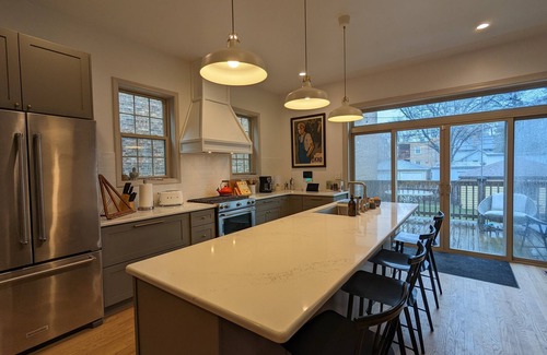 Rogers Park House | Spacious home w Chef’s Kitchen, Natural Light, Open Floor Plan, Ideal for Groups