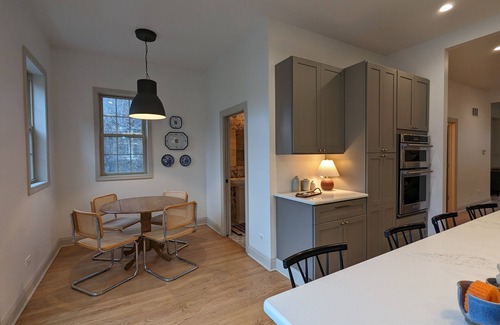 Rogers Park House | Spacious home w Chef’s Kitchen, Natural Light, Open Floor Plan, Ideal for Groups