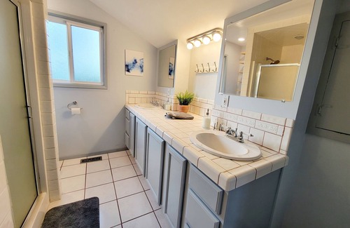 Hazelwood House | Spacious Home w/ Full Kitchen & Washer Dryer