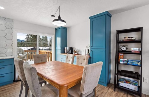 Post Falls House | Spacious Home w/King Bed, BBQ, 2 Living Rooms, Fire Pit!