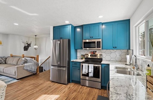 Post Falls House | Spacious Home w/King Bed, BBQ, 2 Living Rooms, Fire Pit!