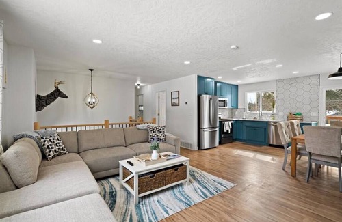 Post Falls House | Spacious Home w/King Bed, BBQ, 2 Living Rooms, Fire Pit!