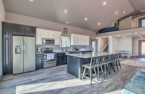 Sweetwater House | Spacious Home w/Mtn Views: 2 Mi to Bear Lake!