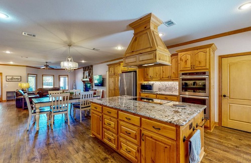 Gun Barrel City House | Spacious Home with Private Hot Tub & Shuffleboard - Near Boat Dock, Main St