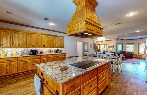 Gun Barrel City House | Spacious Home with Private Hot Tub & Shuffleboard - Near Boat Dock, Main St