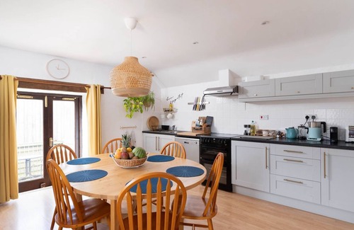 Treen House | Spacious home, walk to 3 beaches
