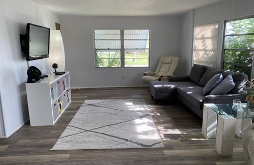 Hobe Sound House | Spacious Home. Walking distance to the supermarket! 10 minutes from the beach!