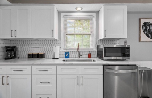 Overland Park House | Spacious Home With 2LivingSpaces|Fenced Yard+Pets