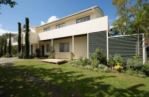 Ruakaka House | Spacious home with adjoining cottages