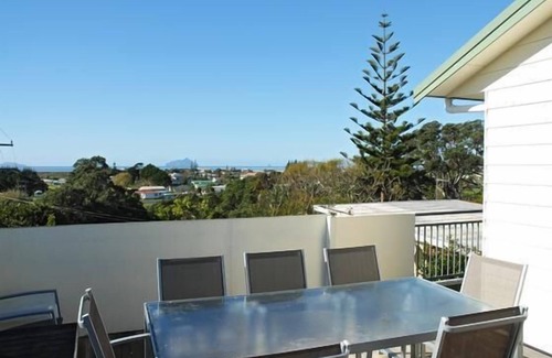 Ruakaka House | Spacious home with adjoining cottages