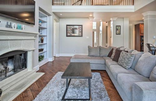 Iowa Colony House | Spacious Home with Backyard about 25 Mi to Houston!