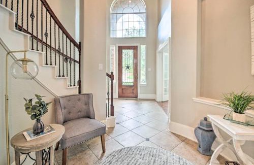 Iowa Colony House | Spacious Home with Backyard about 25 Mi to Houston!