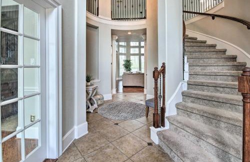 Iowa Colony House | Spacious Home with Backyard about 25 Mi to Houston!