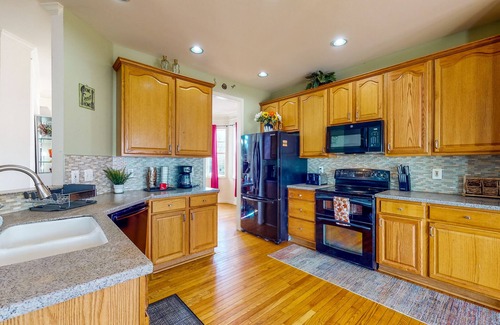 Sykesville House | Spacious home with enclosed yard, deck, children's items, full kitchen, & W/D