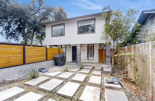 McAllen House | Spacious home with full kitchen, gas bbq grill, WiFi, central AC, private WD