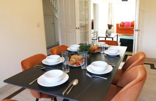 Sindlesham House | Spacious home with office and double driveway & FREE Wifi By ULTIMATE HOMES AWAY