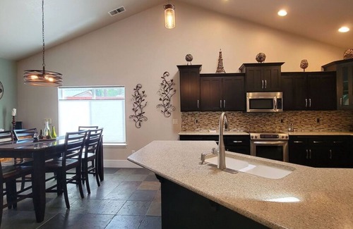 Medford House | Spacious home with pool nestled in the foothills of RoxyAnn.