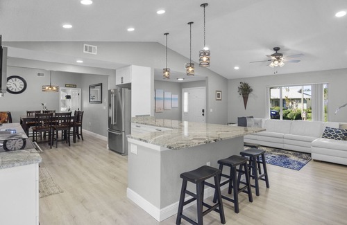 Seminole House | SPACIOUS home with private POOL 5 mins to beach! Close to everything!
