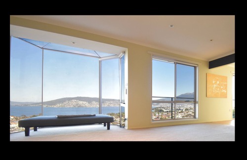 Bellerive House | Spacious Home With Spectacular Water Views