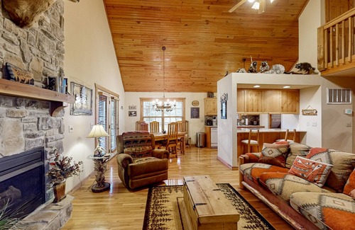 Branson West Condo | Spacious home with screened patio, fireplace & resort amenities