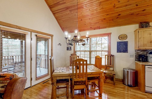 Branson West Condo | Spacious home with screened patio, fireplace & resort amenities