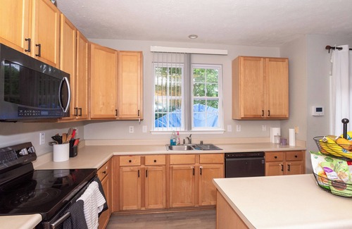Owings Mills Cabin | Spacious Home with 4BR, 2.5 Bath for 8-10PPLE, with WiFi and free parking