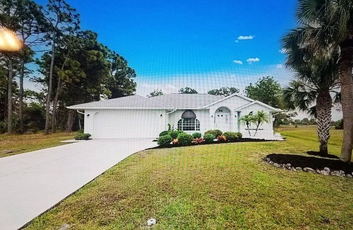Broadmoor House | Spacious Home with heated Pool near Broadmoor Park walking trails