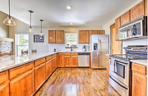 Valley of the Sun Cabin | Spacious Home with Wrap-Around Deck, Hot Tub, Fireplace - Elk Ridge