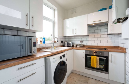 Sheffield House | Spacious & Homely, 4 BR, Parking, Close to Centre