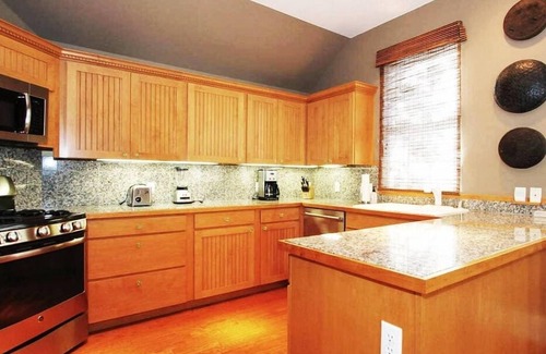 St. Helena House | Spacious Honeymoon Suite w/2 Beds & Private Kitchen
