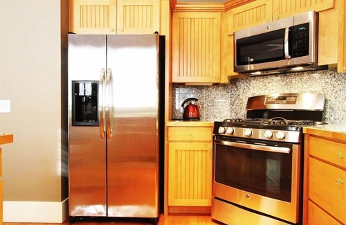 St. Helena House | Spacious Honeymoon Suite w/2 Beds & Private Kitchen