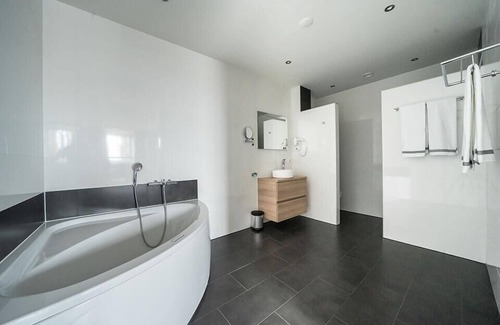 Uitdam House | Spacious hotel room with 2 bedrooms and 2 bathrooms
