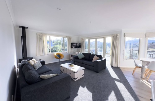 Wanaka House | Spacious House 15min walk from Wanaka Centre