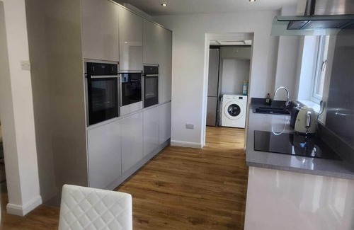 Milton Keynes House | Spacious House 2 Lounges 2.5 Baths Prime Location