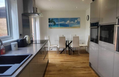 Milton Keynes House | Spacious House 2 Lounges 2.5 Baths Prime Location