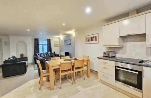 White Cross Cottage | SPACIOUS HOUSE - 4 BEDROOMS +3BATHROOM - WIFI Bar/Restaurant Play Areas