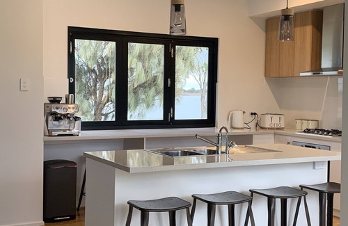Seymour House | Spacious House with Absolute Waterfront on Wellington Marina