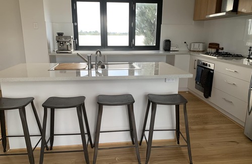 Seymour House | Spacious House with Absolute Waterfront on Wellington Marina
