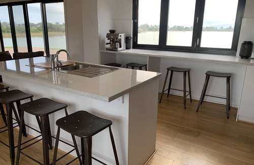 Seymour House | Spacious House with Absolute Waterfront on Wellington Marina