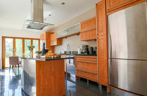 Northampton House | Spacious House Central Location Pool Table Smart TV Free Parking