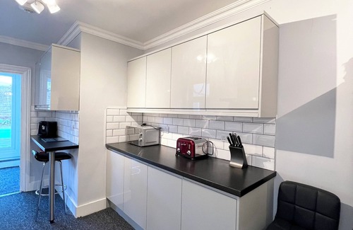 Stratford House | Spacious house directly opposite the park
