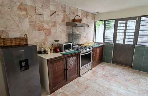 Coatzacoalcos House | Spacious house for 10, air conditioning and roku tv in each bedroom