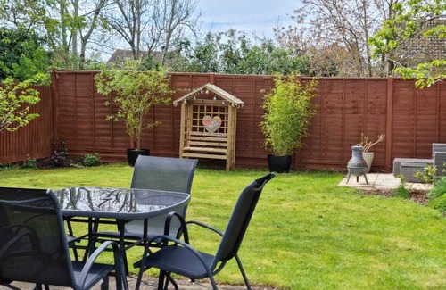 Earls Barton House | Spacious house in the popular Northamptonshire village of Earls Barton.