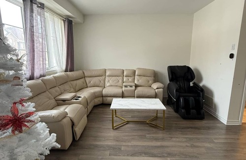 Markham House | Spacious house in Markham