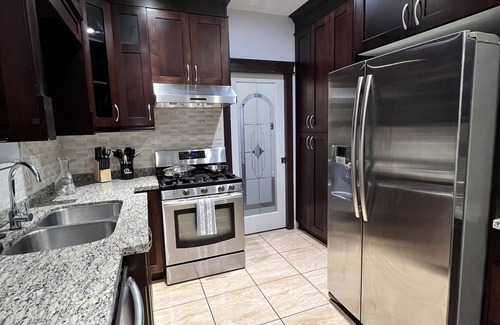 Sunset House | Spacious House located in Main St