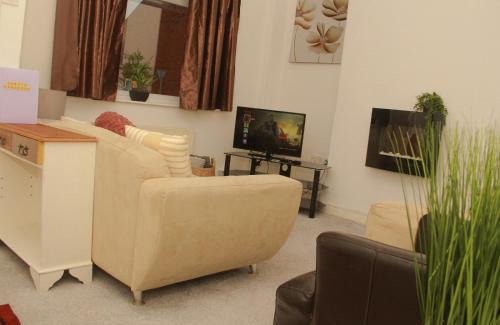 Leigh House | Spacious House, Near Haigh Woodland Park, Wifi, Parking