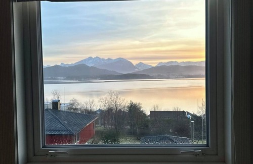 Alesund House | Spacious house with views of the fjord and mountains. Close to nature and city.