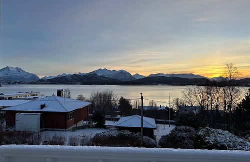 Alesund House | Spacious house with views of the fjord and mountains. Close to nature and city.