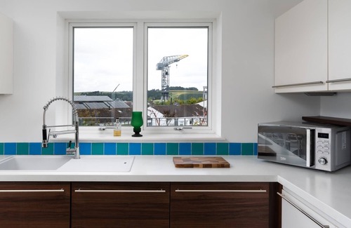 Mylor Churchtown House | Spacious House nr Castle Beach, Parking & Sauna