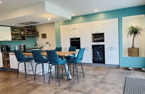 Sault-Brenaz Villa | Spacious house on the banks of the Rhône opposite the greenhouse island and via Rhôna